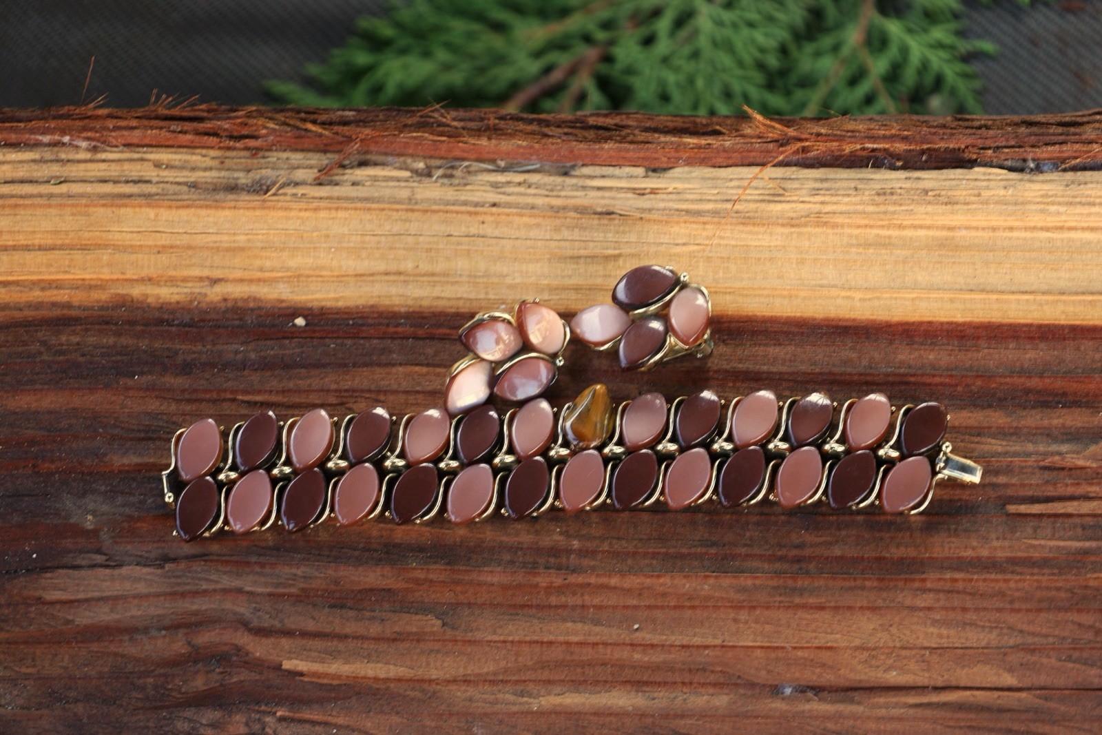 Lisner Thermoset Bracelet Earrings Set Brown Caramel Gold Tone Vintage 1950s