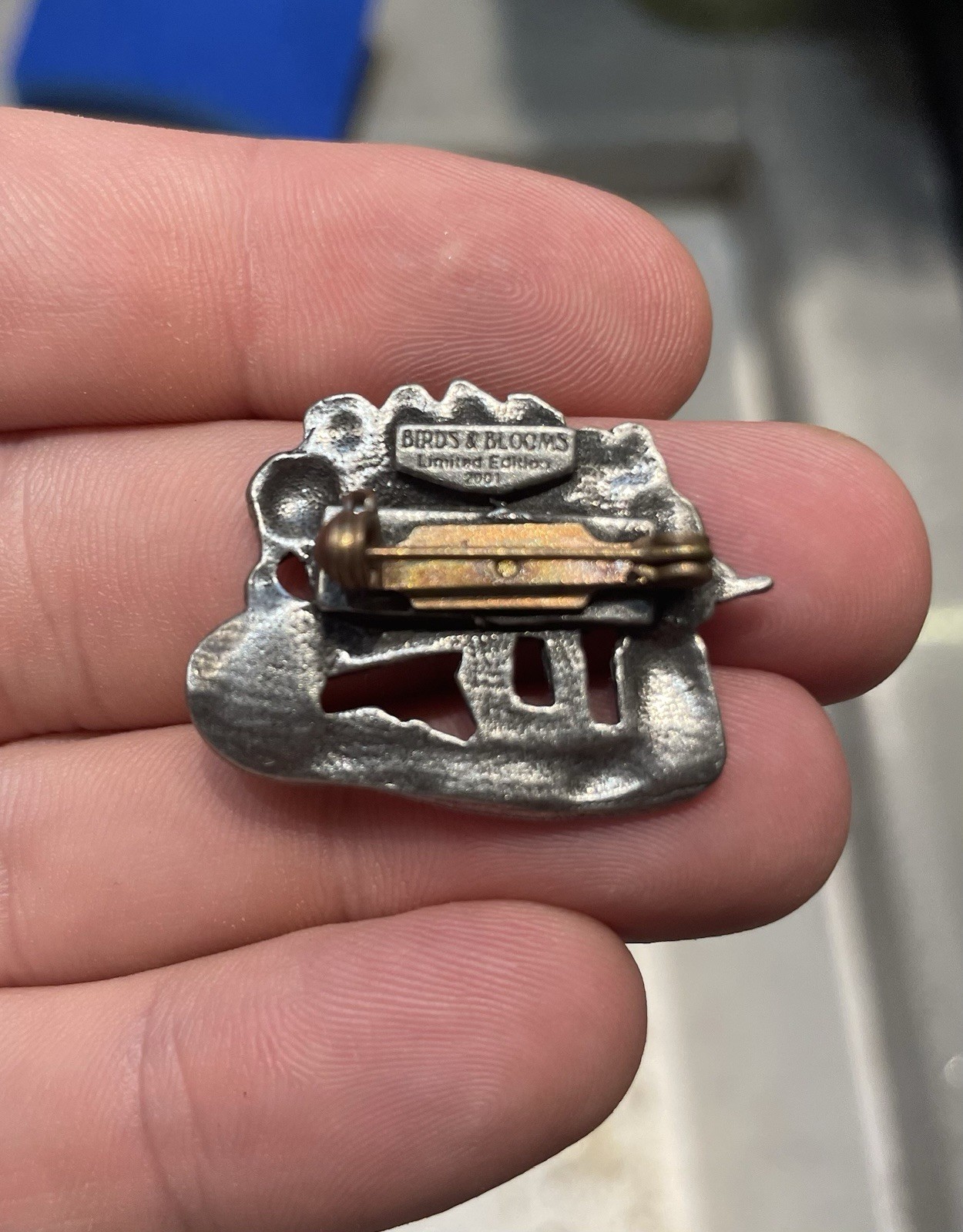 VINTAGE PIN~BIRDS & BLOOMS~PEWTER~WHEELBARROW~2001~1″