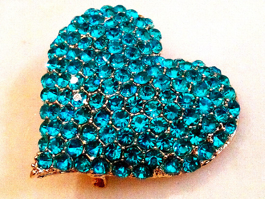 VALENTINE’S HEART BROOCH!Sparking Faceted Blue Crystal Pin.Yellow Gold Tone Set.