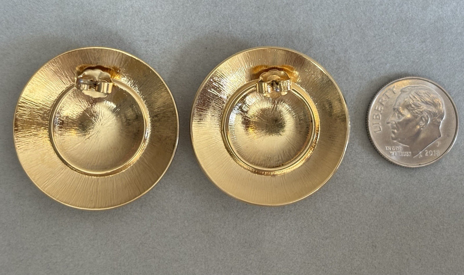 Vintage gold-tone and ivory resin round stud earrings 30mm in diameter beautiful