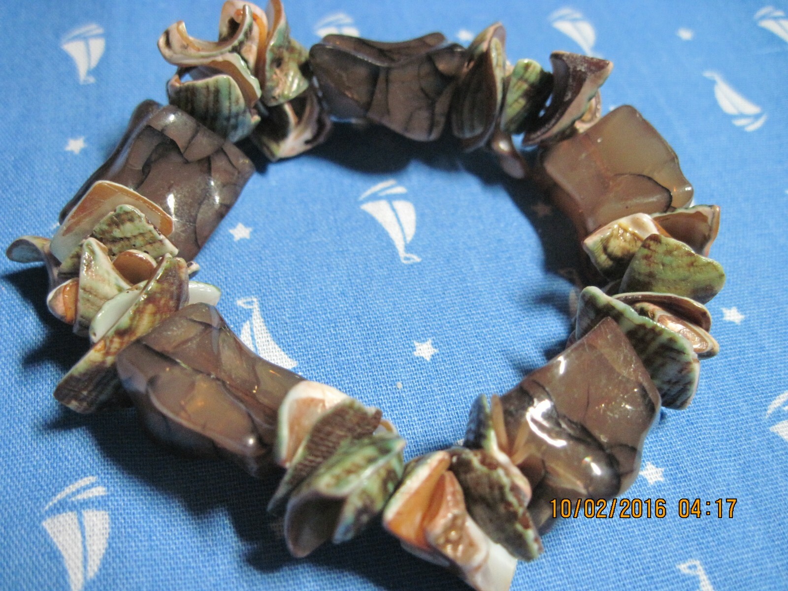 BEAUTIFUL GREEN,GOLD & PEACH CURLY SHELL & BROWN/BLACK LUCITE BRACELET…#9621