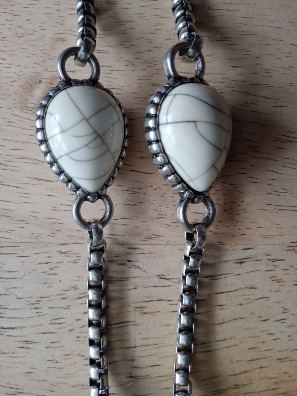 18″ Silver Tone Necklace with White Marbled Cracked Teardrop Design
