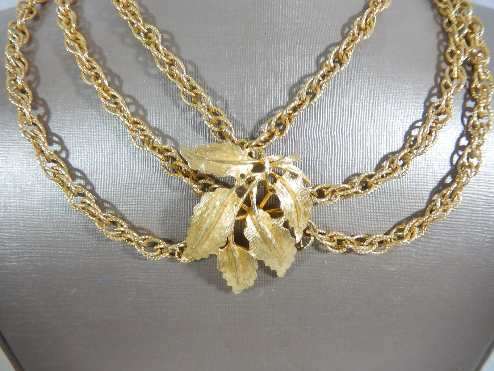 STUNNING VTG FESTOON W LARGE MULTI LEAF CENTERPIECEGOLD TONE BIB NECKLACE