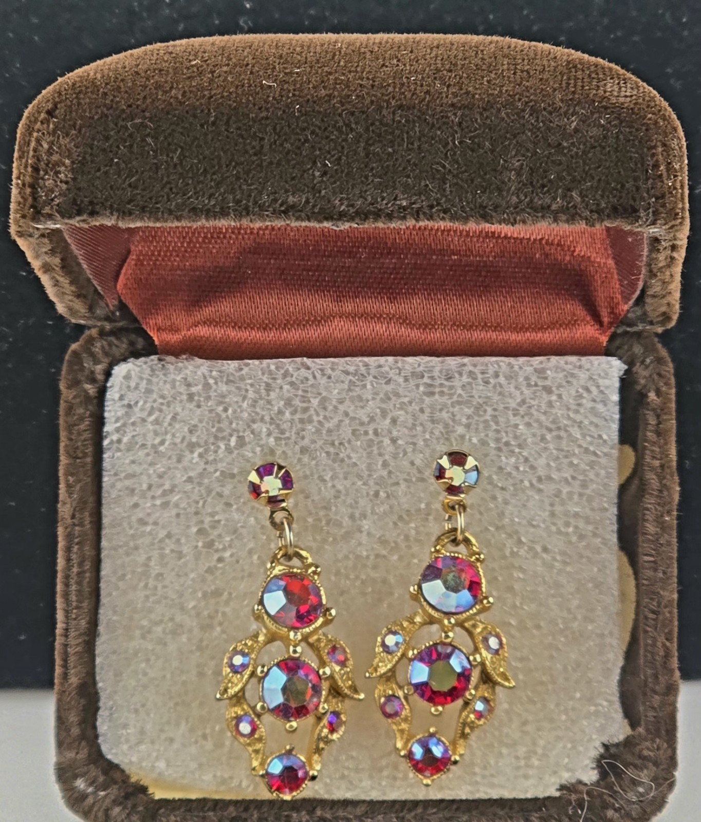 VTG IRIDESCENT PINKS PURPLES CRYSTALS VICTORIAN PIERCED DANGLY EARRINGS☆1.5″☆EC