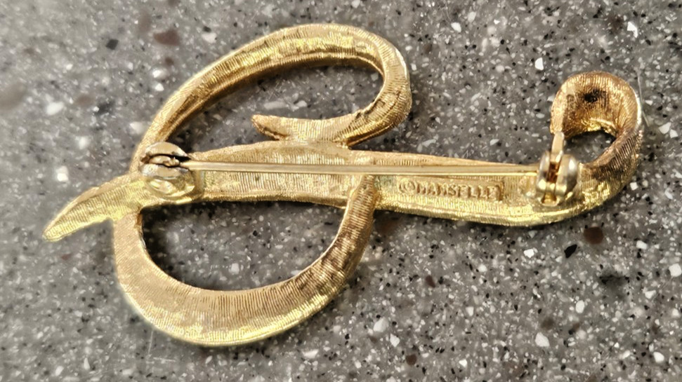 Manselle Signed Letter “P” Brooch Brushed and Smooth Gold Tone Finish 2 1/8″