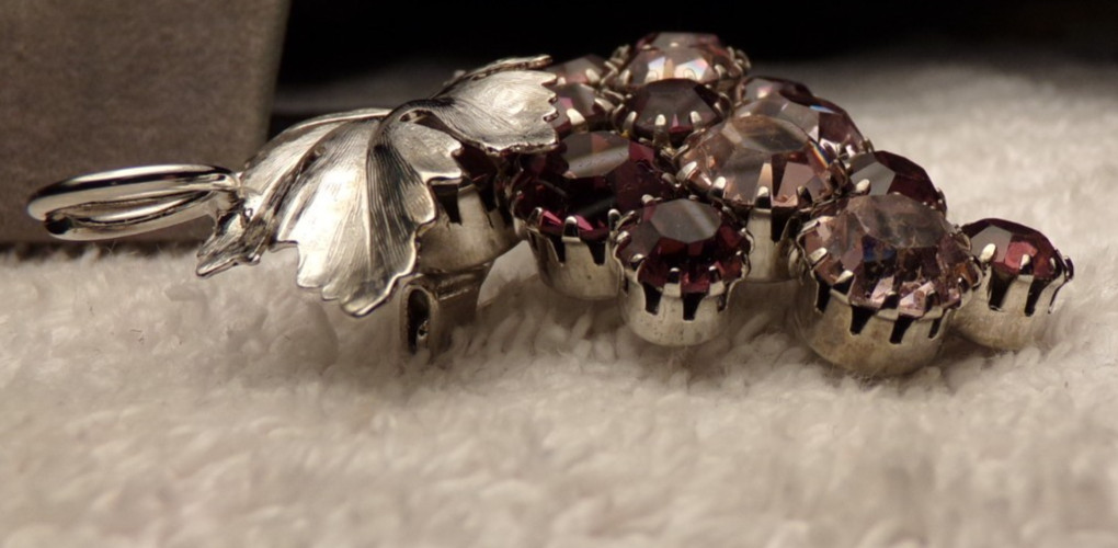VTG 50s SILVER TONE PURPLE CRYSTAL RHINESTONE WINE VINTNER GRAPE CLUSTER BROOCH