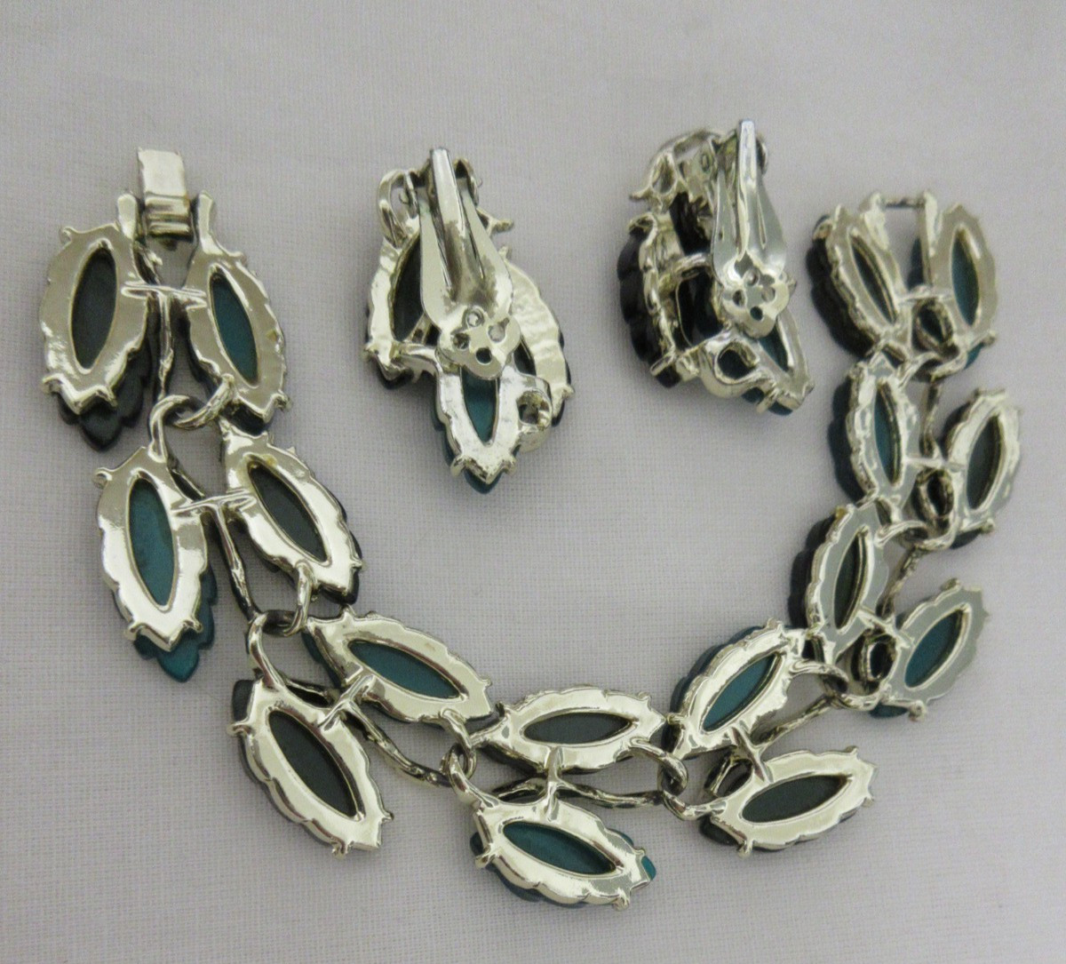 Vintage Gold Tone Light and Dark Green Thermoset Bracelet & Clip-On Earrings