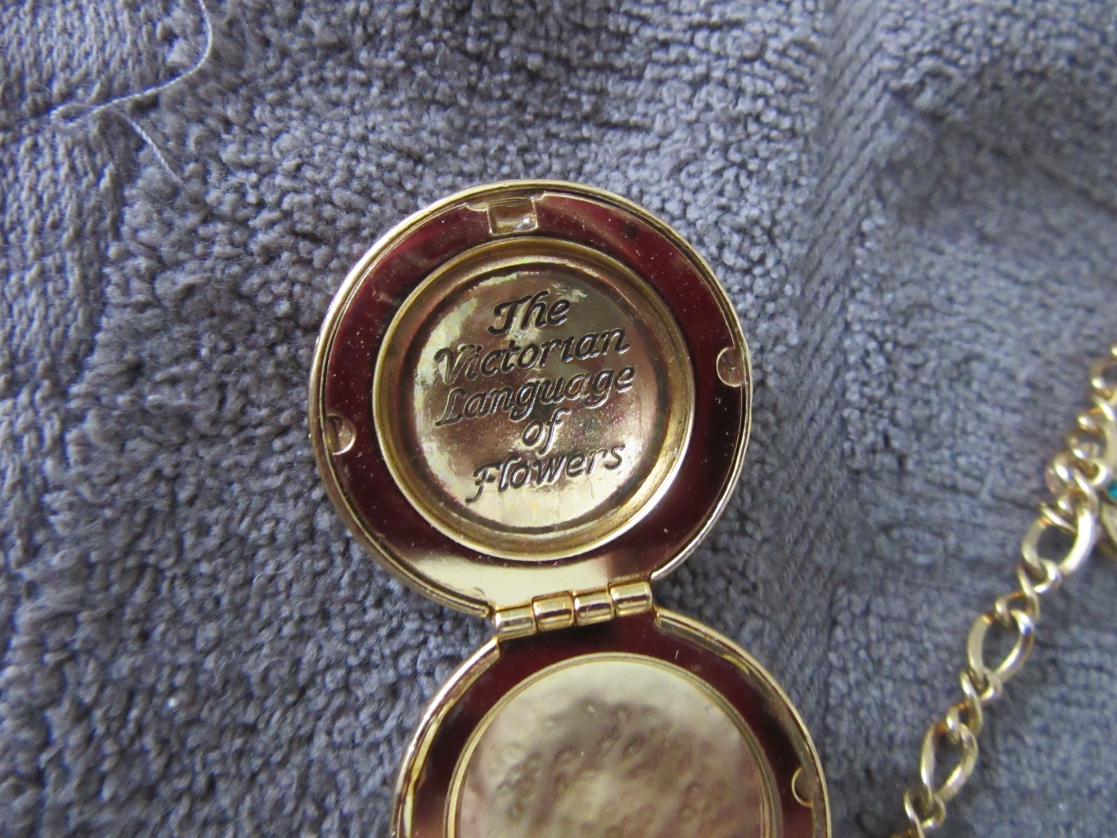 VTG Joan Rivers Victorian Language of Flowers Pansy Charm Locket Necklace EUC
