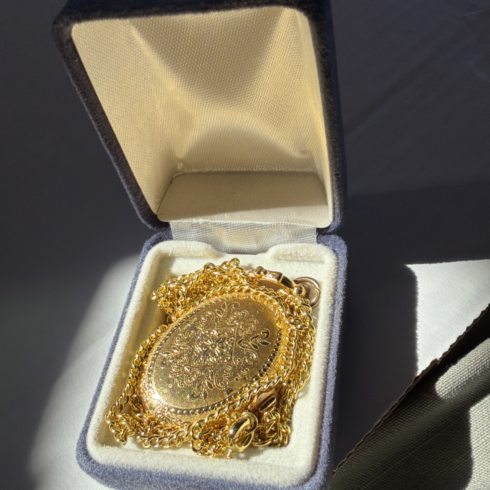 Vintage Quartz EtchedPocket Watch / Pendant Locket Gold Tone