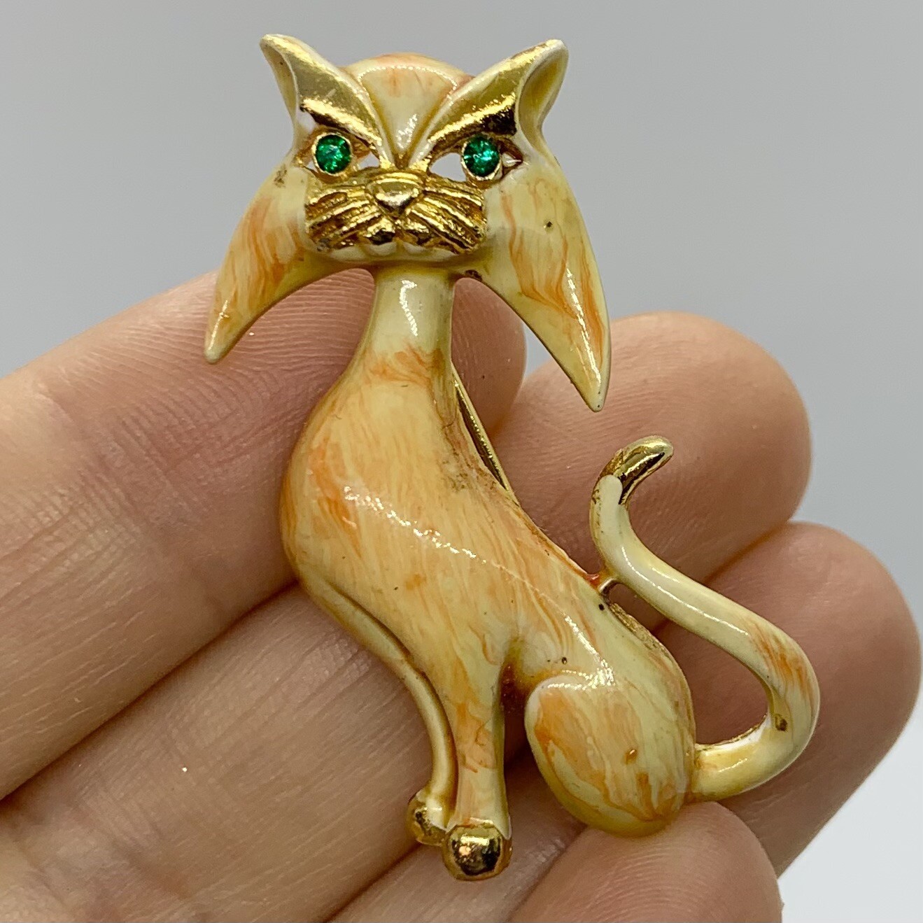 VTG LINDA GAL ORANGE CREAM ENAMEL CAT BROOCH GOLD TONE GREEN CRYSTAL EYES