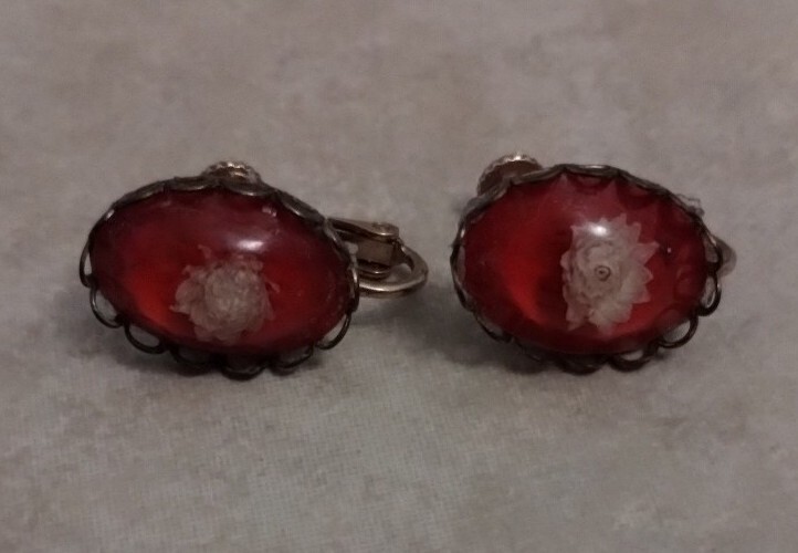 Vintage 1950’s Flower in LUCITE Red OVAL Screw Post/Clip-On Earrings
