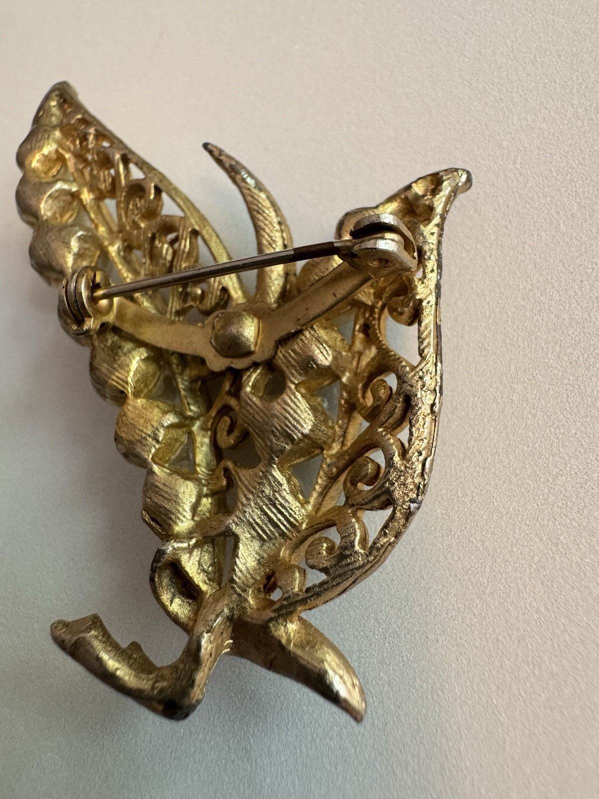 Vtg Unsigned Gold Tone Faux Pearl Botanical Leaf Spray Pin Brooch Distressed