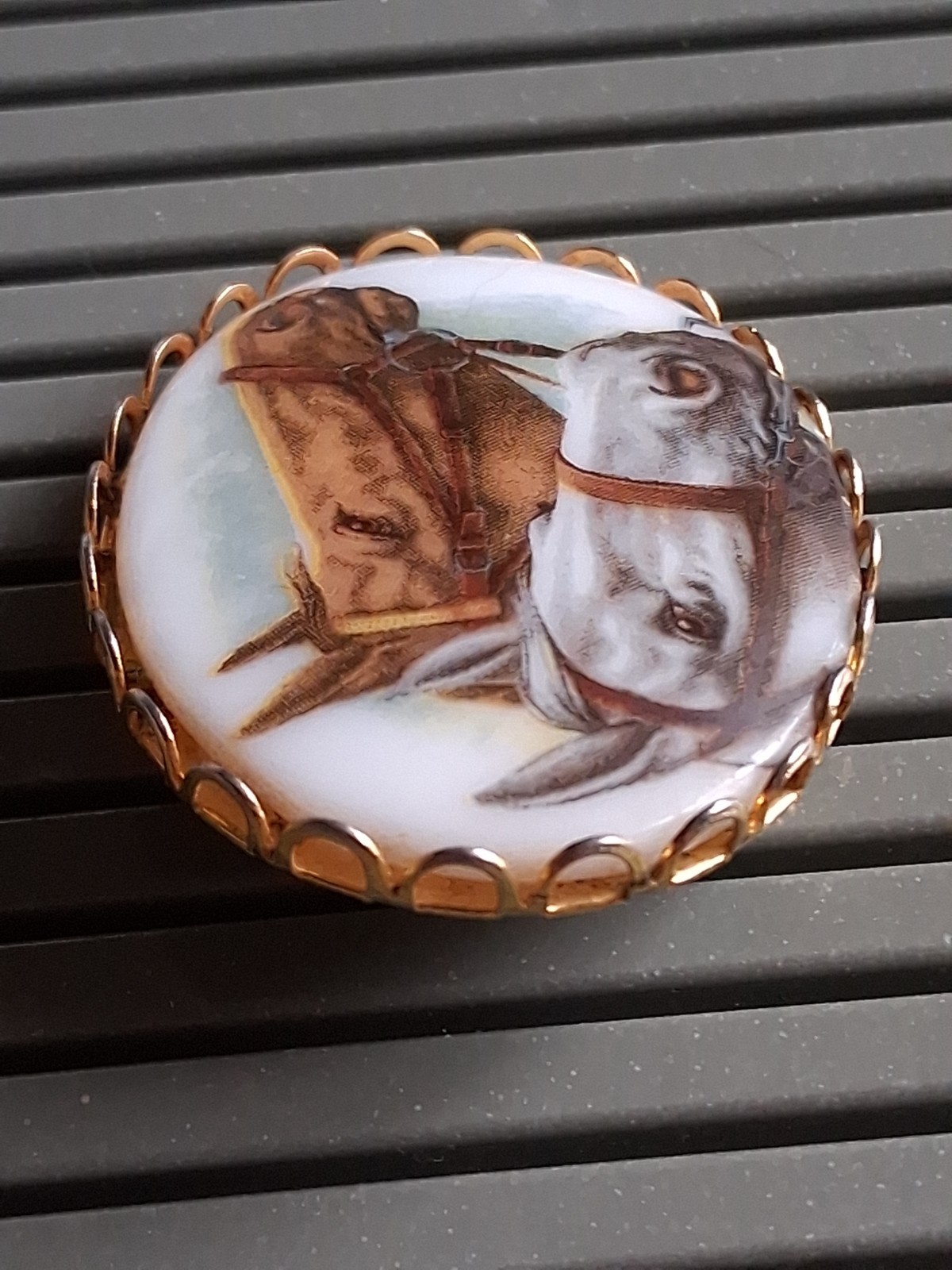 VTG Equestrian Horses Porcelain Cameo Brooch Oval Gold Tone Border Painted Pin