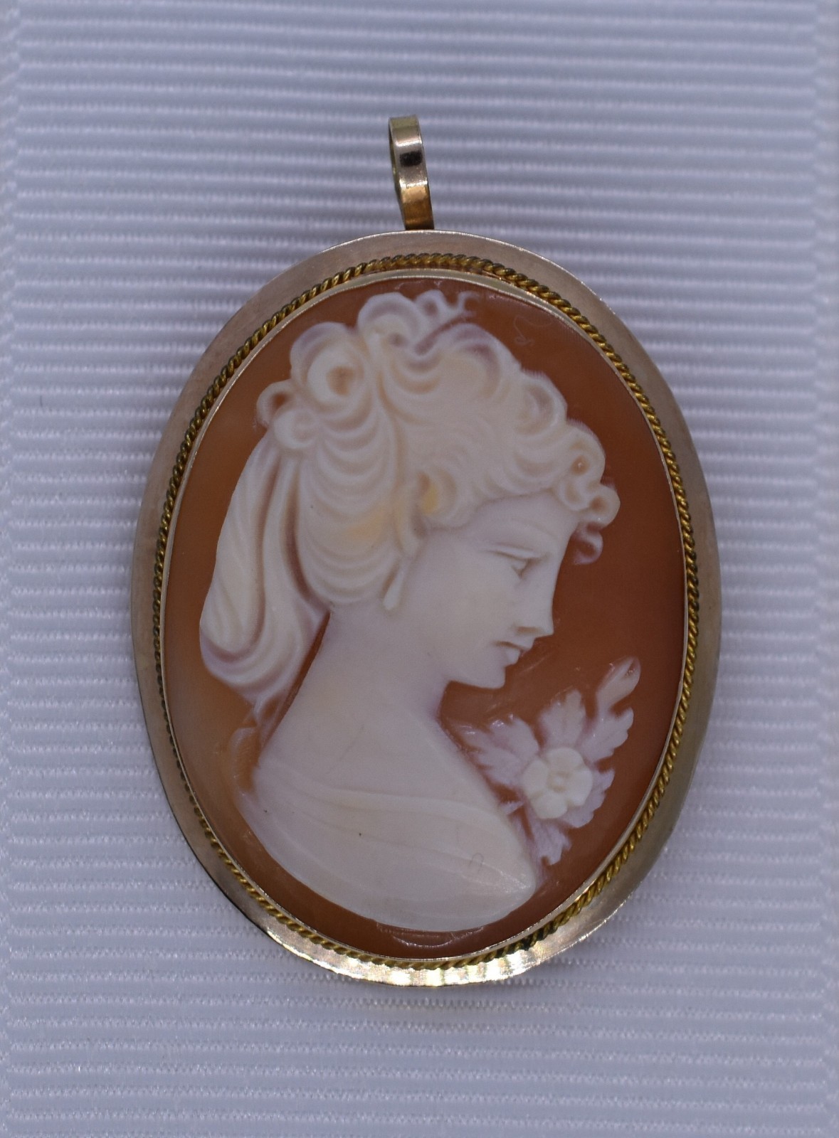 Vintage 14 Karat Yellow Gold Shell Cameo Brooch / Pendant A53