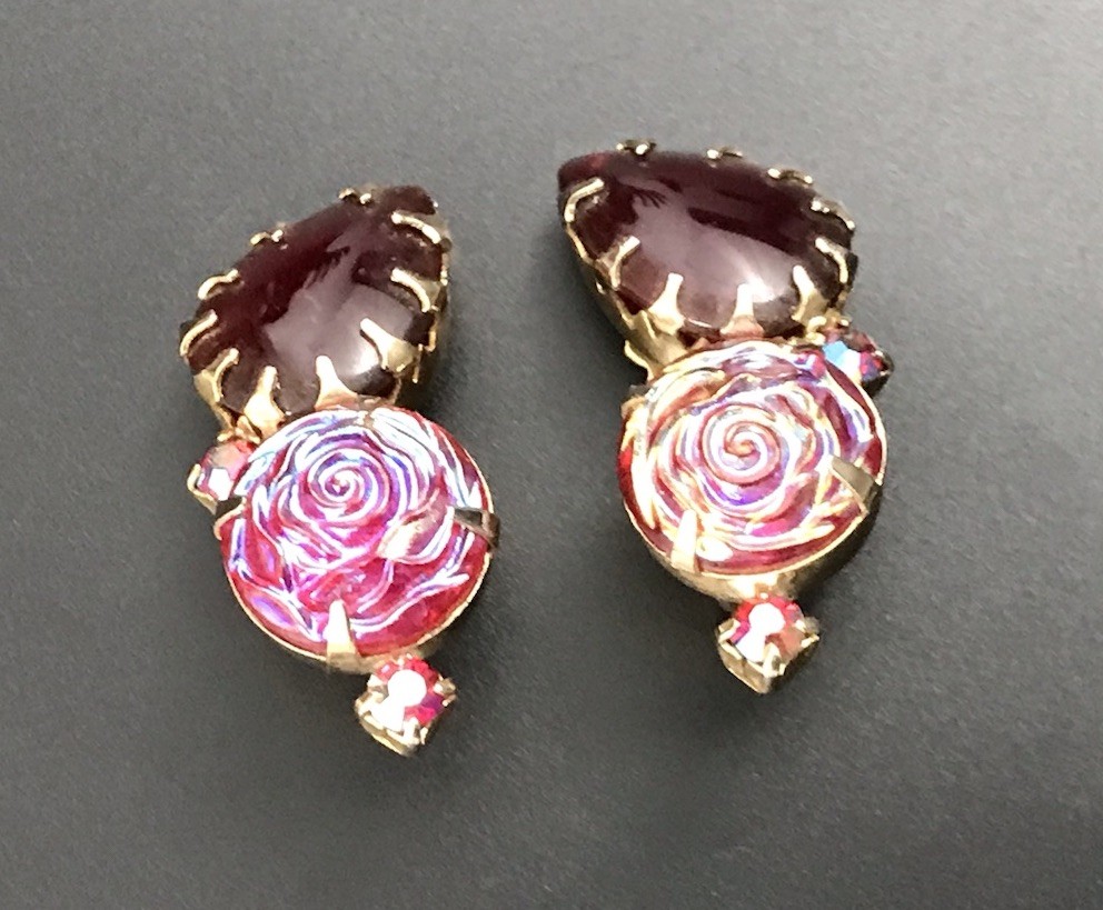 VTG Unsigned Schiaparelli Deep Red AB Glass Rose Flower Clip On Earrings. #571