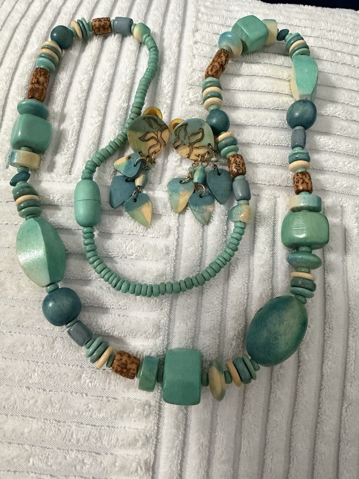 VTG Drapers Demons Wood Turquoise Beaded Necklace And Clip Earrings Set