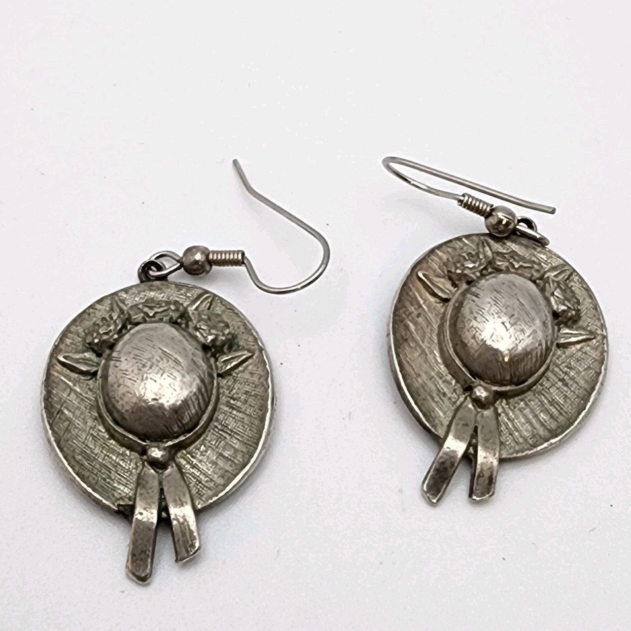 Vtg Clift Straw Hat Flowers Pewter Dangle Pierced Earrings 1.25″