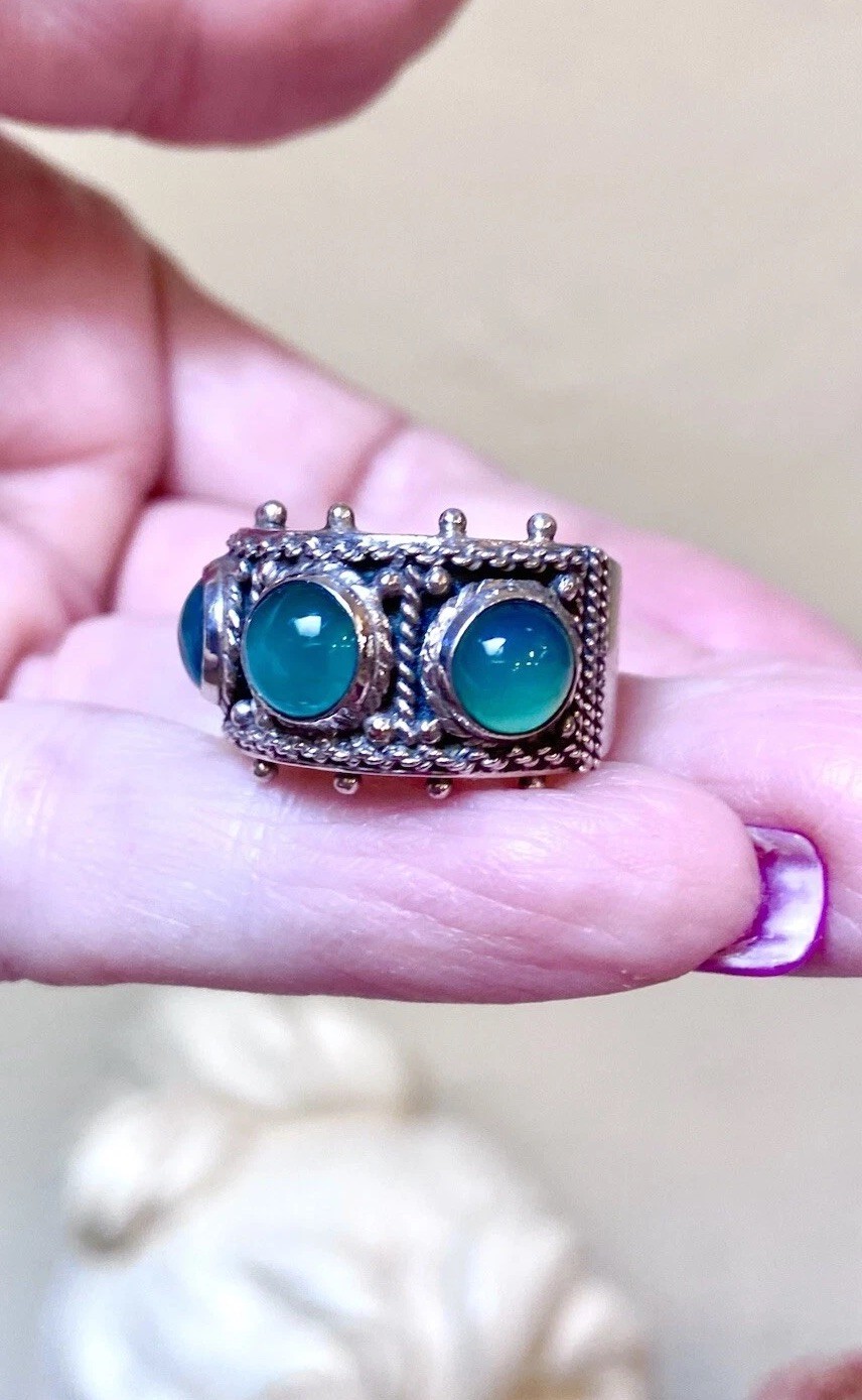 BEAUTIFUL Vintage Italian .800 Silver Green Chalcedony Ornate 3-Stone Band Ring
