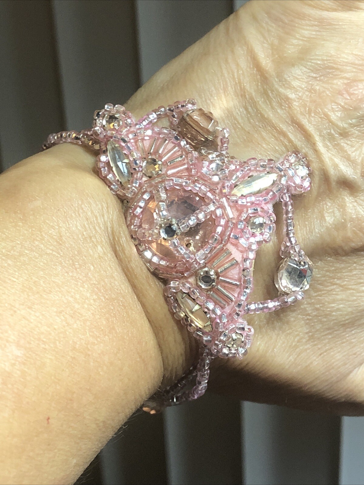 19. Vintage KAREN LANDON Faceted Glass Pink Seed Bead Dangle Bracelet 6 3/4″