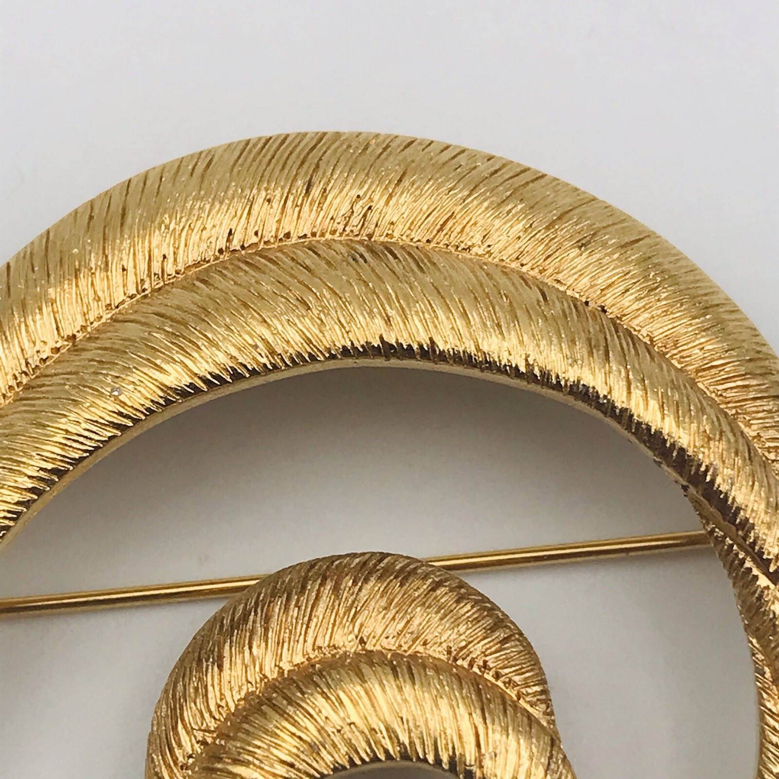 Gold Tone Textured Swirls Ribbons Pins Brooch 2″ x 2″