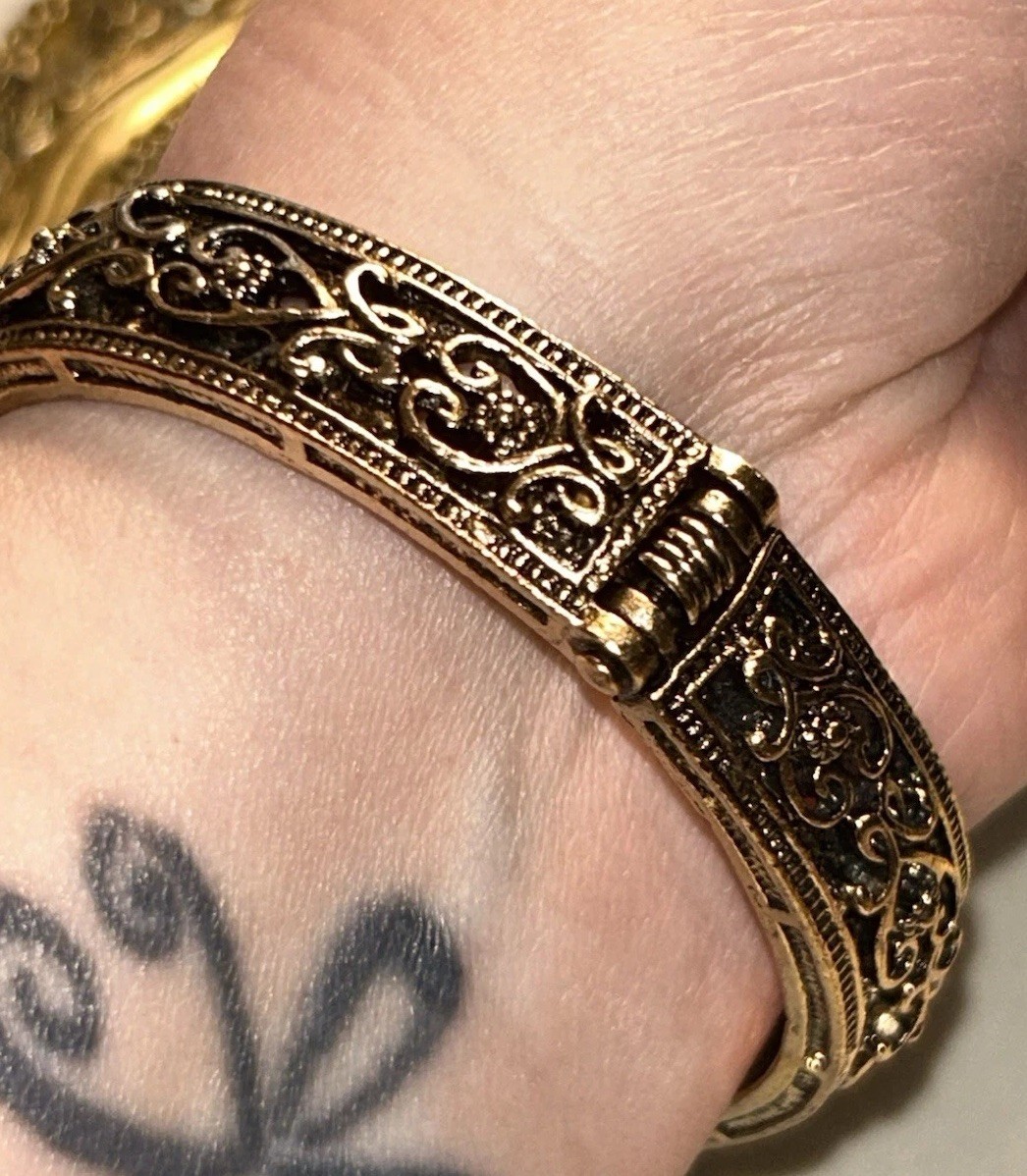 Visson Signed Gothic Smoky Quartz Tone Rhinestone Filigree Hinged Bangle Size 7
