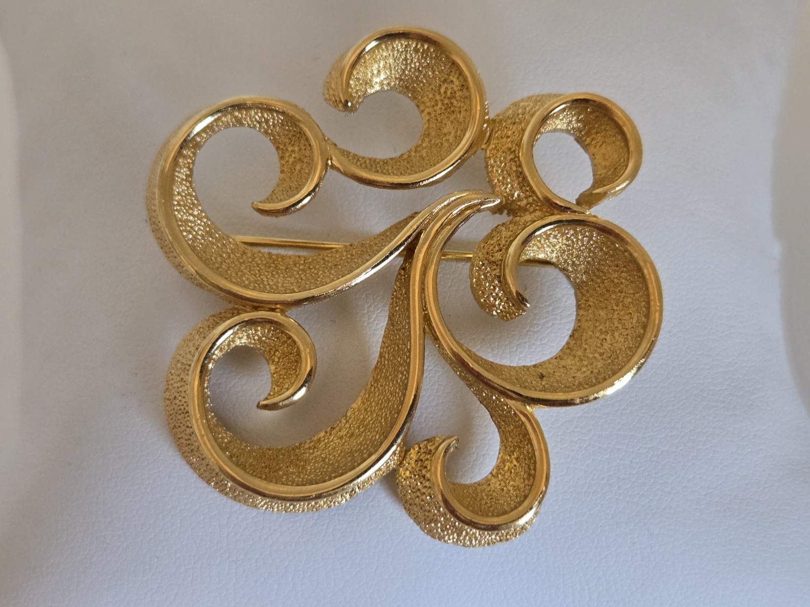 Vintage Crown Trifari Gold Plated Swirl Ribbon Design Brooch 1 3/4″