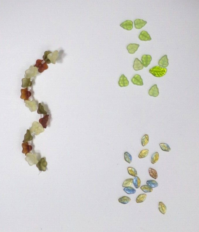 LOT OF PLASTIC FLOWER / LEAF BEADS 8 – 12 mm bon88craft bz8cr v88cr JZ8