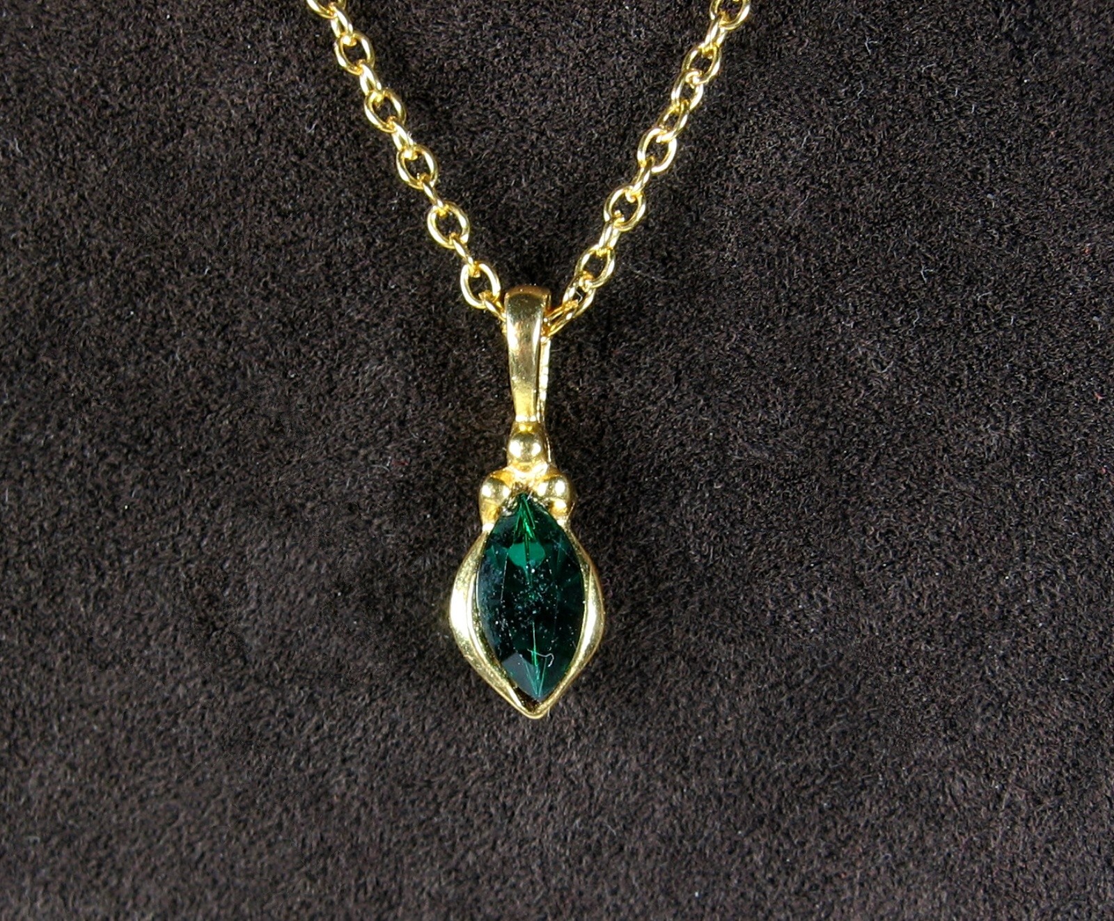 DEEP DARK GREEN MARQUISE RHINESTONE Pendant Vintage NECKLACE Goldtone Chain 16″