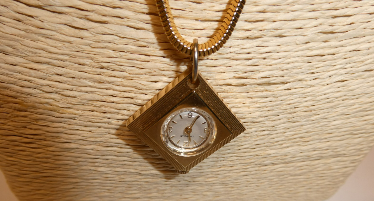 VTG Caravelle 24″ Necklace Pendant Watch Women Gold Tone Square Case Manual Wind