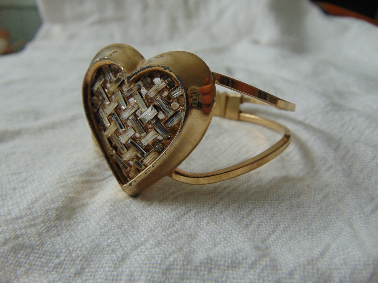 vintage gold tone clear crystal baguettes basketweave design heart clamper