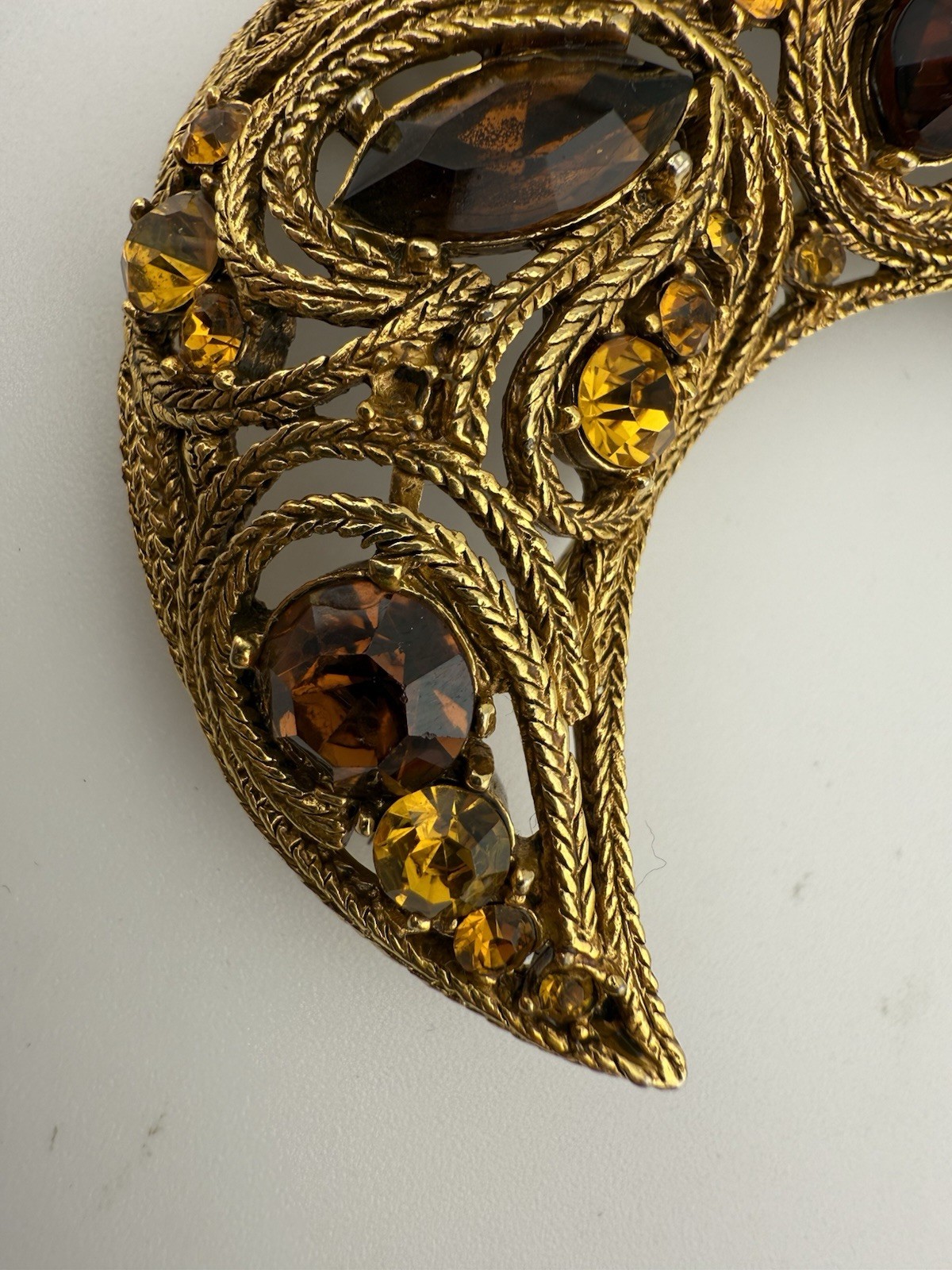 LA ROCO GOLDTONE RHINESTONE PAISLEY CRESCENT MOON BROOCH AS IS K945B