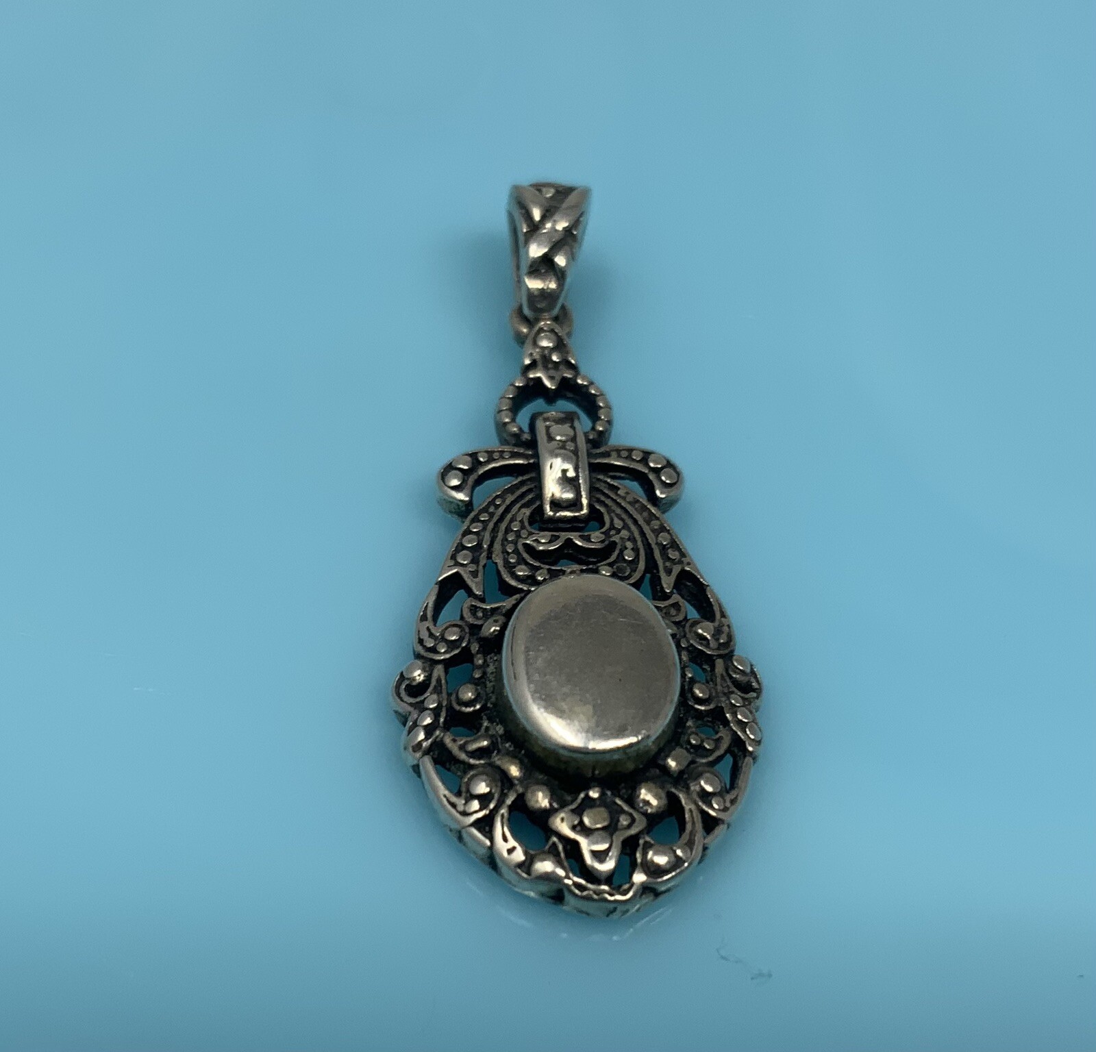 Vintage Engraveable Victorian Sterling Silver Ornate Oval Pendant England 6.5g