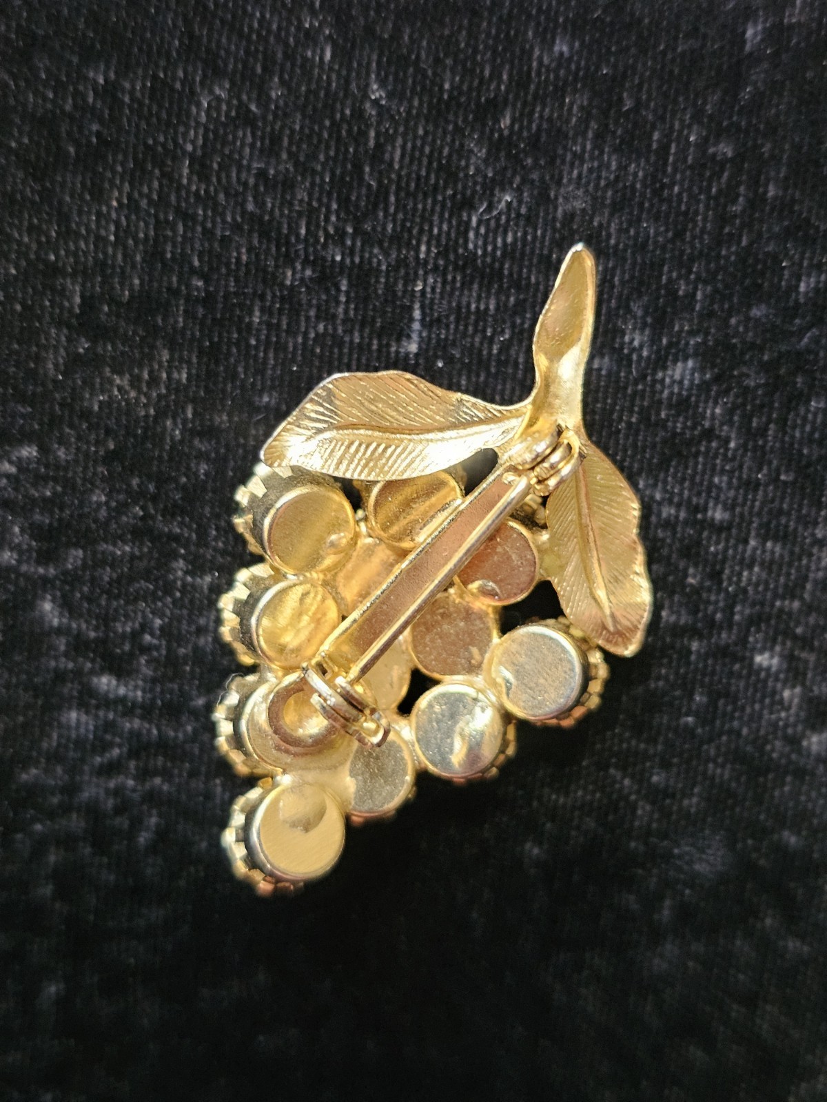Estate Grape Cluster Brooch Green Rhinestones Gold Tone Prong Set Mcm Pin