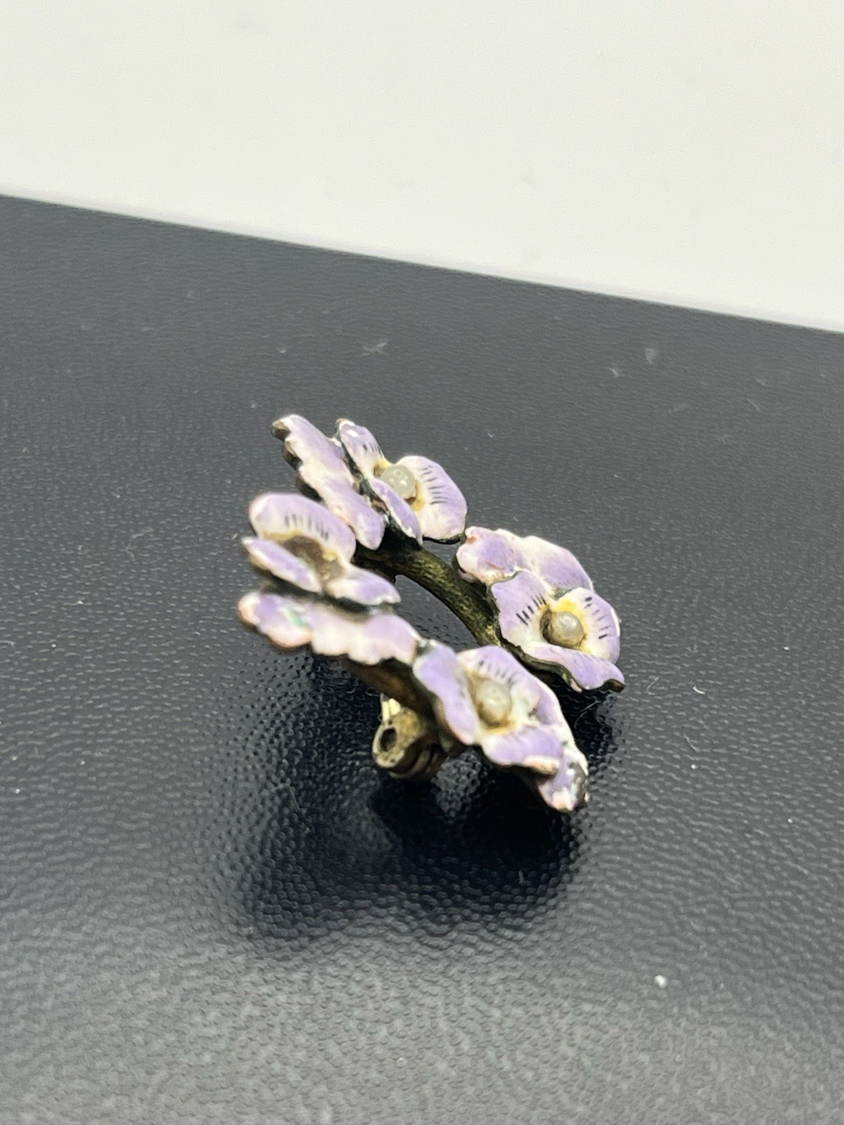 Art Nouveau purple enamel pansy flower gold tone vintage brooch pin faux pearl