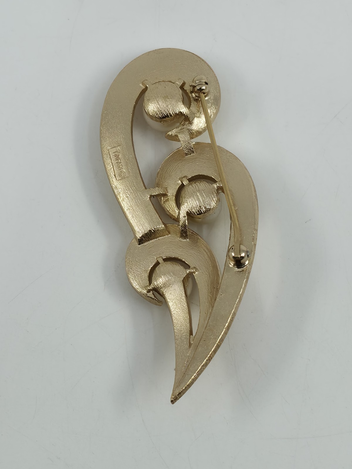 Vintage Crown Trifari Faux Pearl Gold Tone Swirl Ribbon Pin Brooch