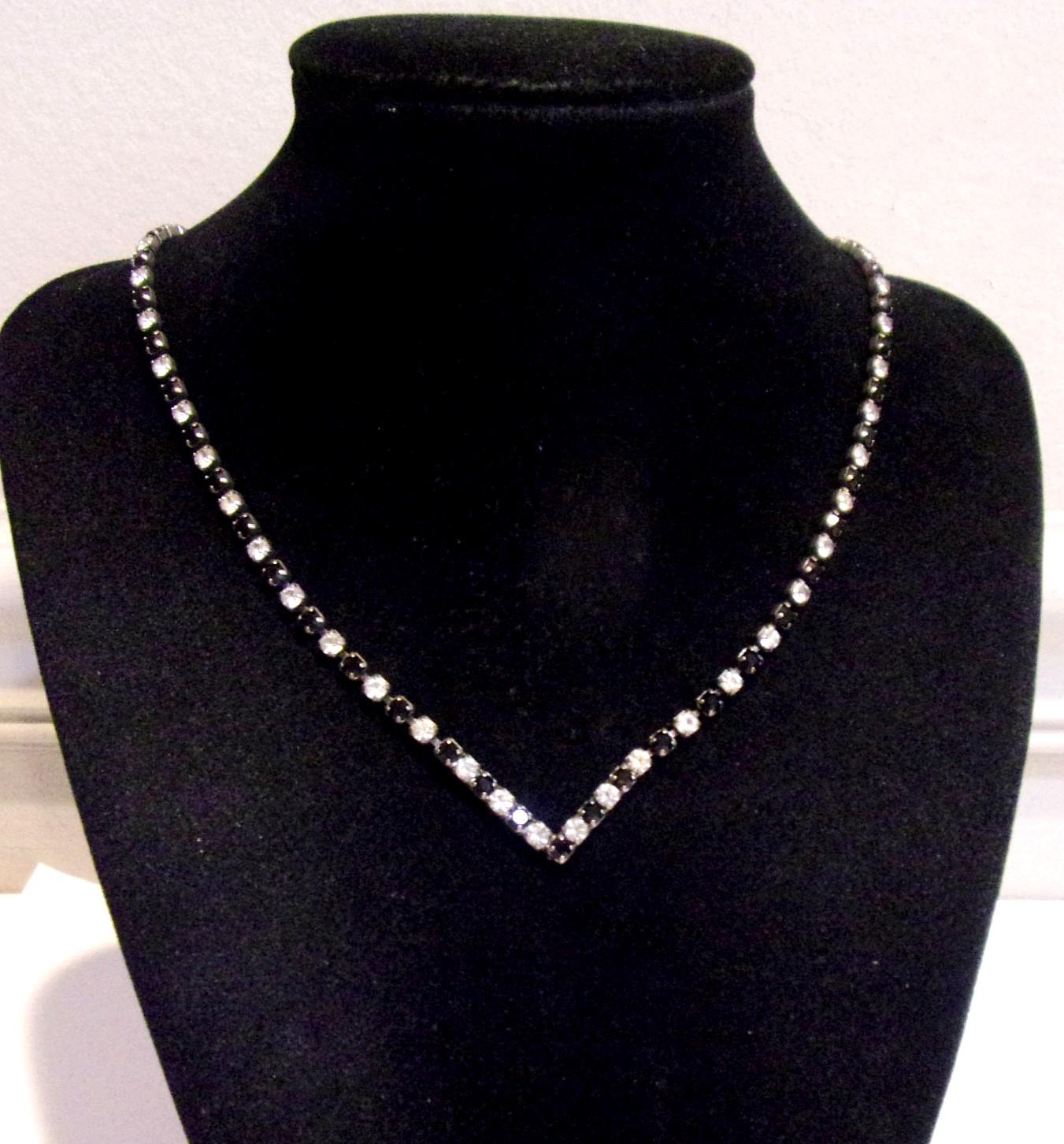 Vtg Black & Clear Crystals,Prong Set Silver, Tone Metal V Design 16″ L Necklace