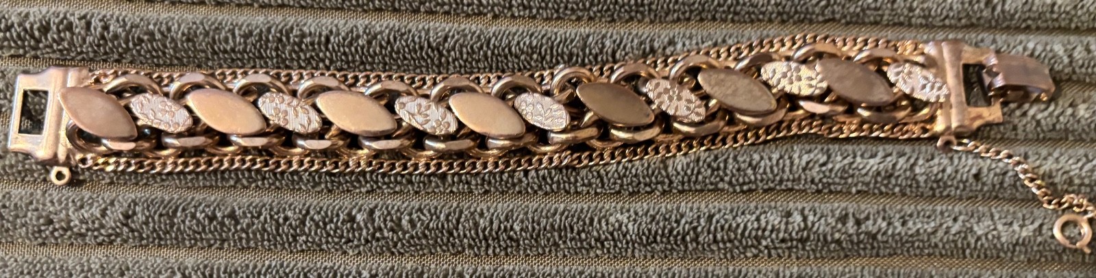 1960’s Vintage Heavy Link Textured Polished Gold Tone Floral Design,Safety Clasp