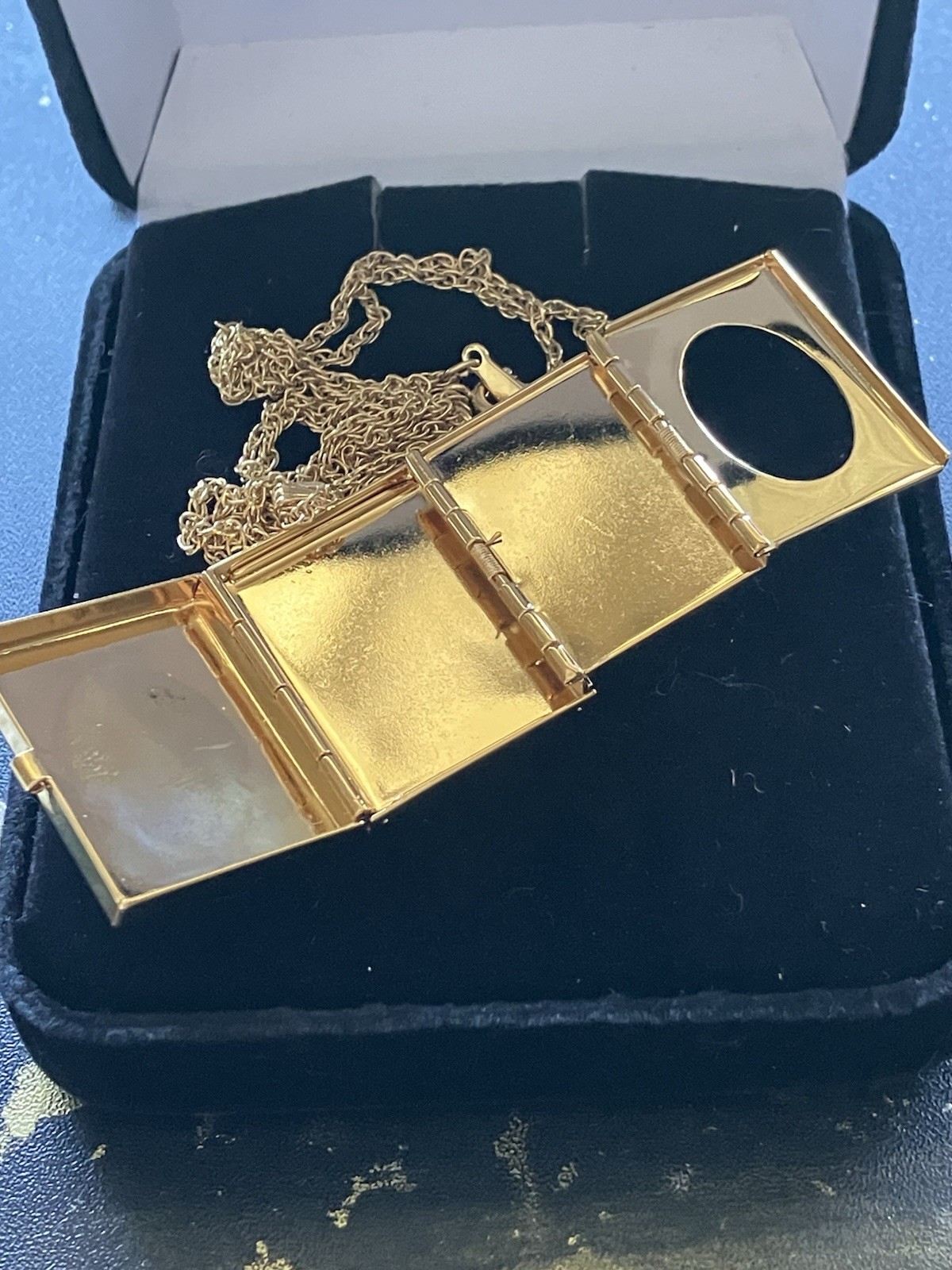 Avon 1991 Vintage “Brag Locket” IOB 5 Photo Picture Goldtone Necklace Pendant