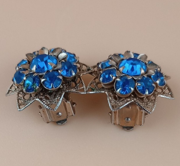 Vintage costume jewelry clip on earrings blue and gold colored metal, work great