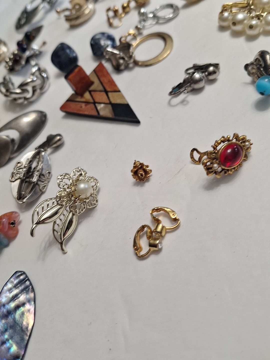 Costume Jewelry Earring Lot 40 pc pre-owned SINGLES AND PAIRS. AS IS . JZ