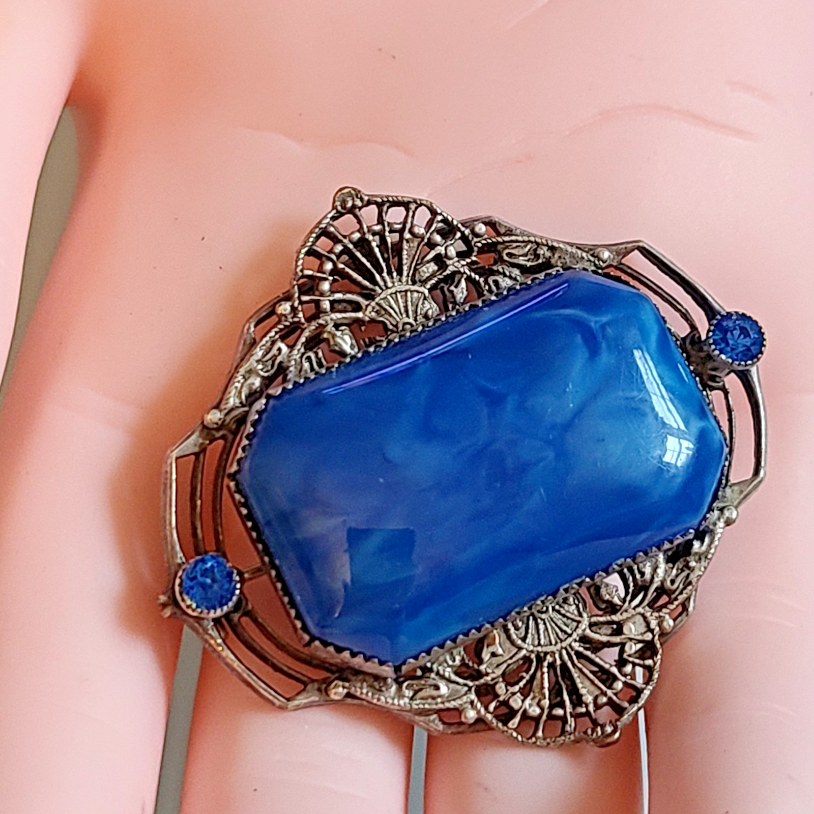 Art Deco era (circa 1920s–1930s) filigree sash pin or brooch GORGEOUS BLUE 1 3/4
