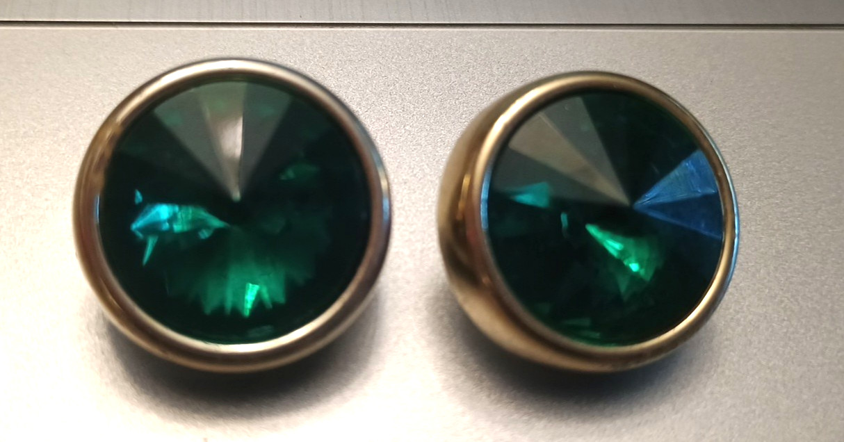 Vtg VIVID GREEN Multi faceted Round Clip On Gold Tone trim .75″ Retro Earrings