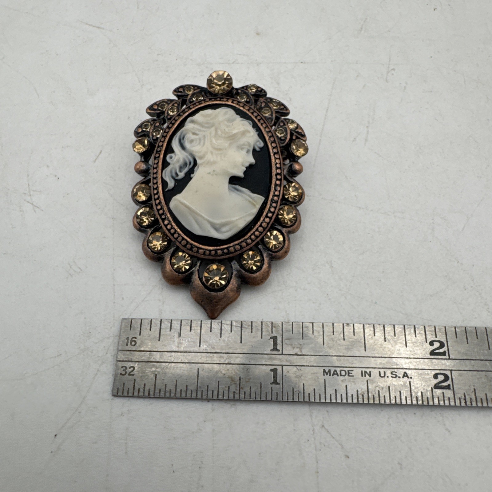 Vintage Black White Cameo Champagne Brooch Gold Tone Style Beauty Fashion Pin