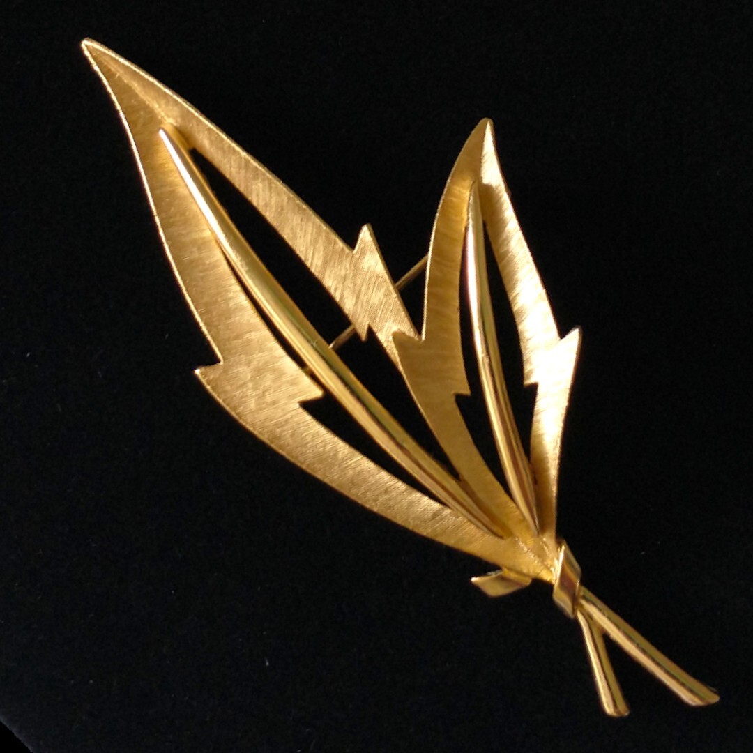 Crown Trifari Gold Tone Modernist Leaf Brooch Pin Brushed Gold Tone Finish MCM