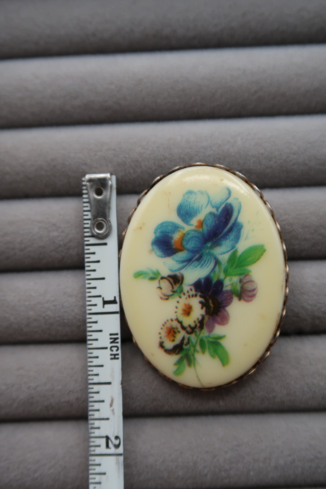 Vtg Cameo Brooch Floral Bouquet Design Cream Base Scalloped Metal Frame