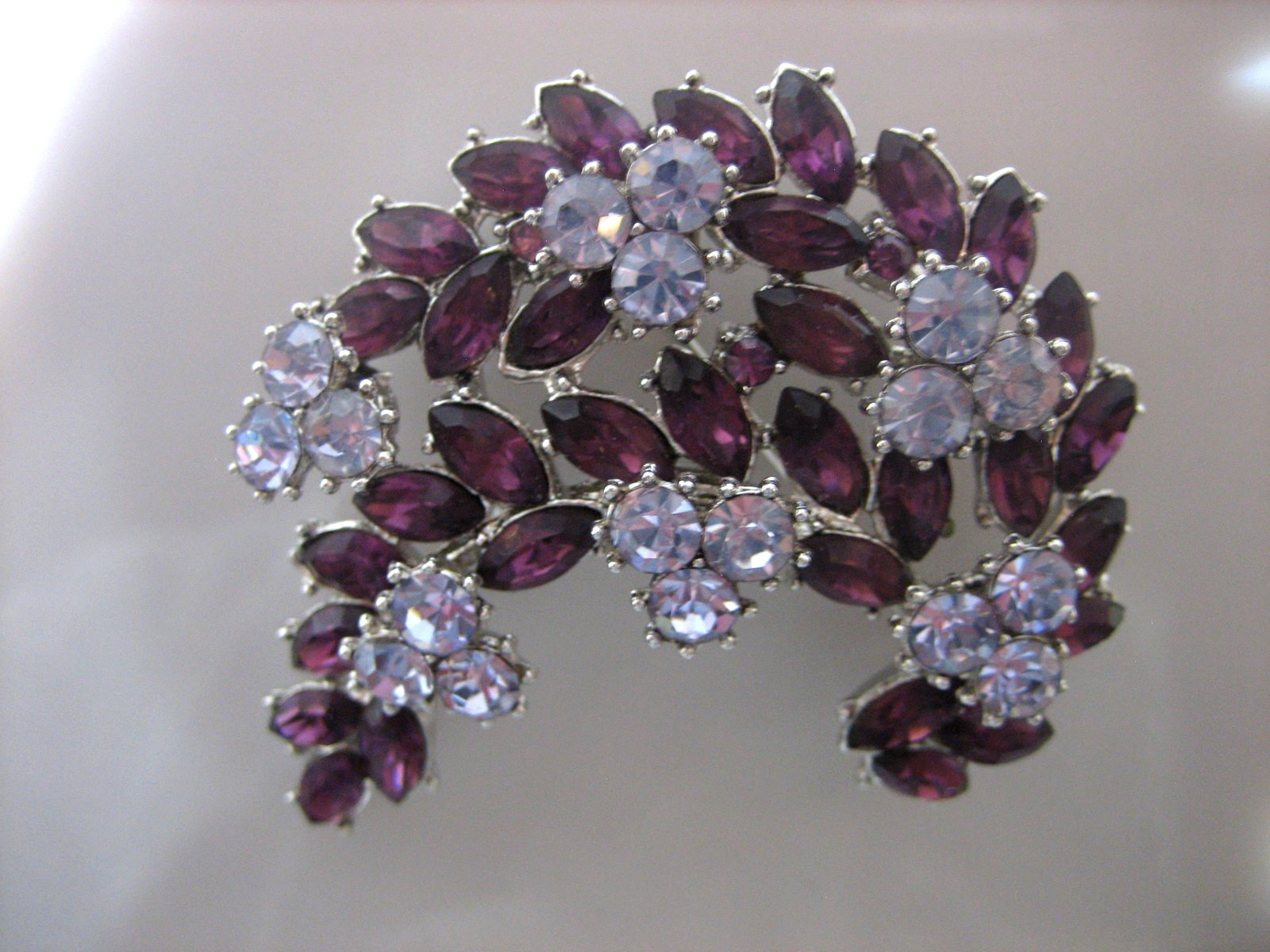 1950’S CROWN TRIFARI CONTESSA PURPLE AND BLUE RHINESTONE BROOCH AND EARRINGS SET