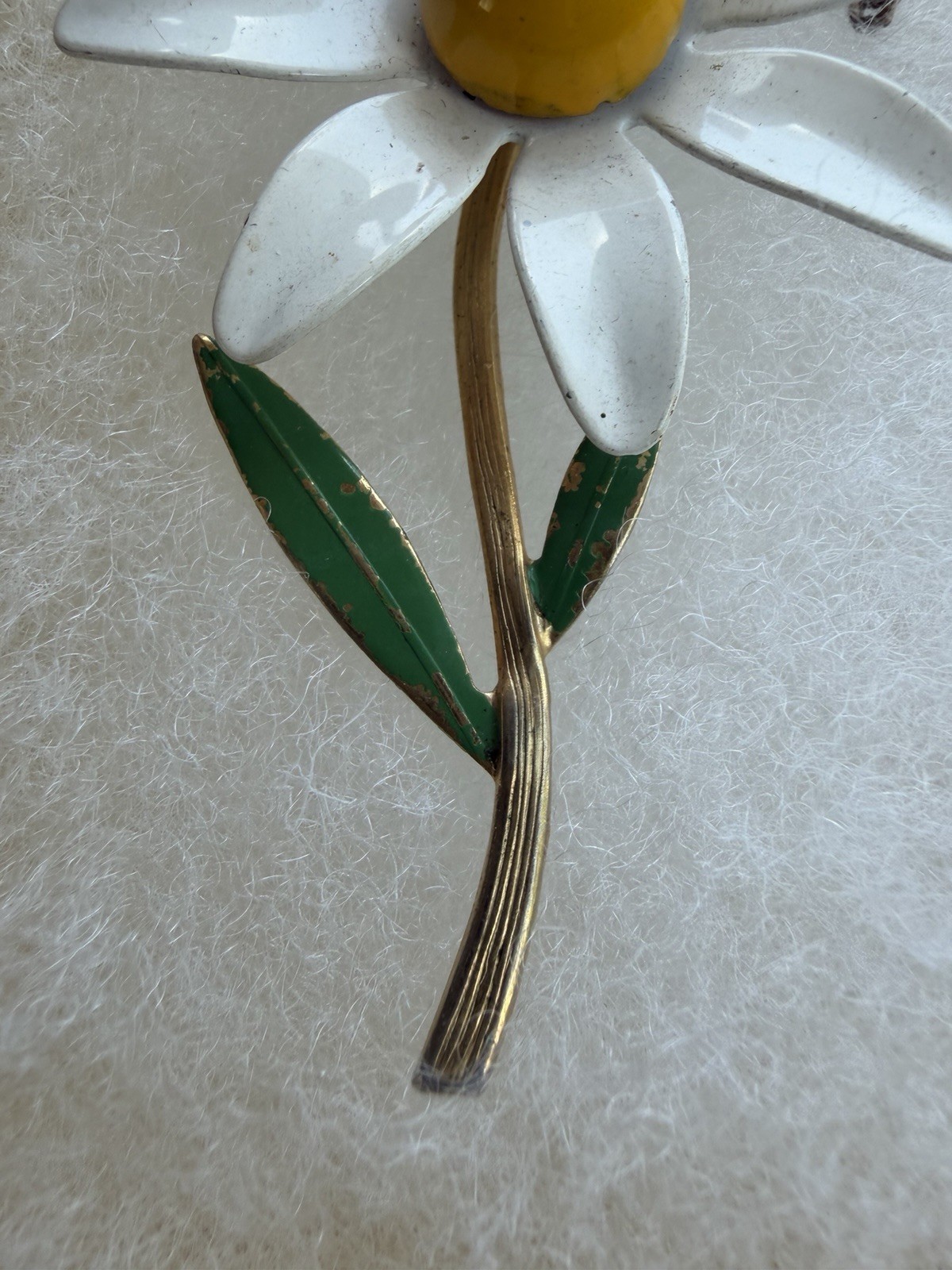 Vintage Enameled White/Yellow Daisy Flower Brooçh. Retro 1970’s Vibe Pre-owned