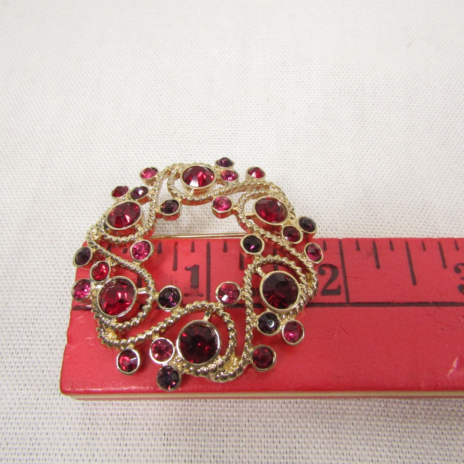 Napier Wreath Brooch Pin Gold-tone Rhinestone Red Pink Purple Almost 2″ diameter