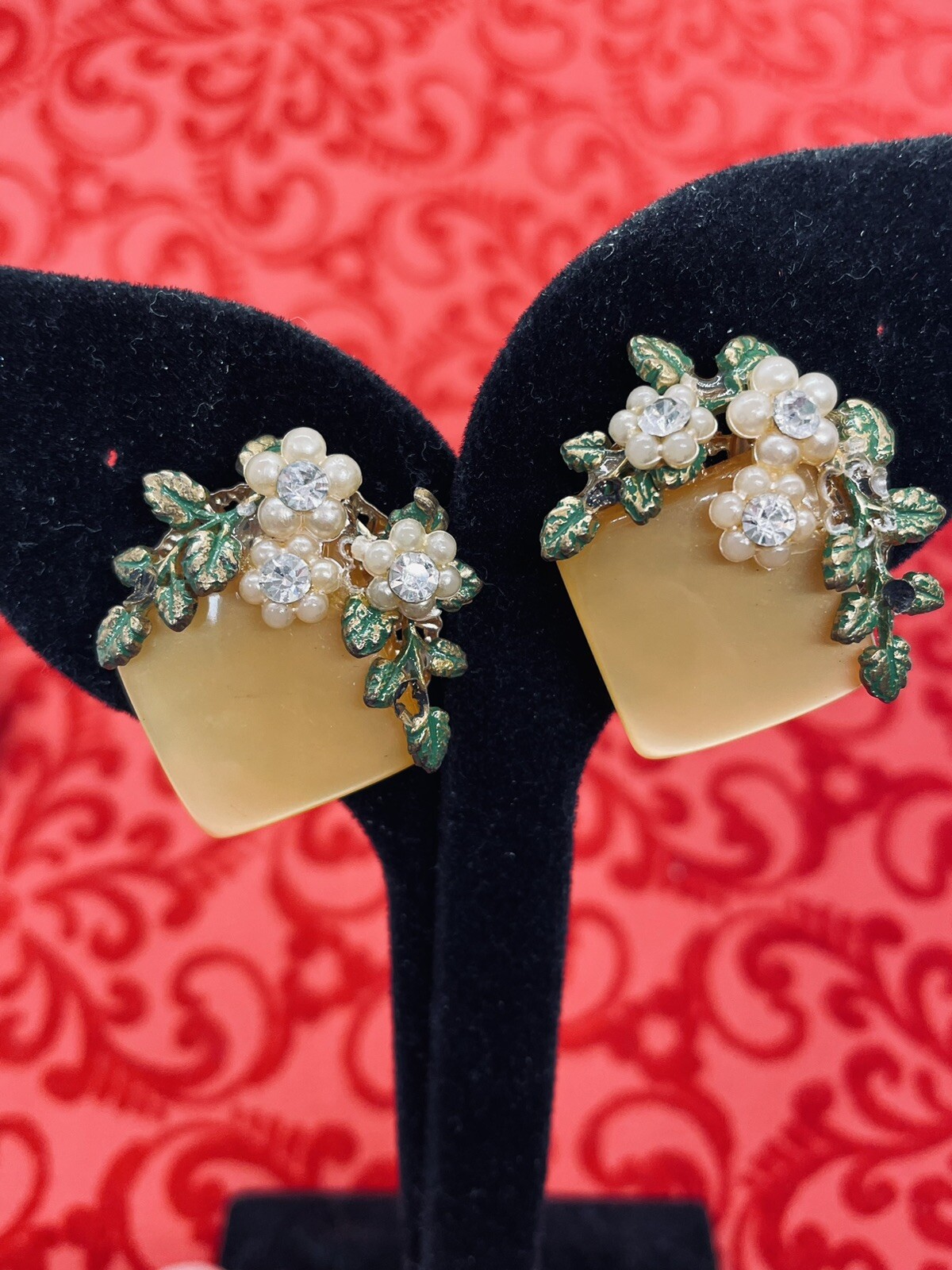 Vintage 50’s Yellow Rum Moonglow Thermoset Plastic & Enamel Clip Earring Floral