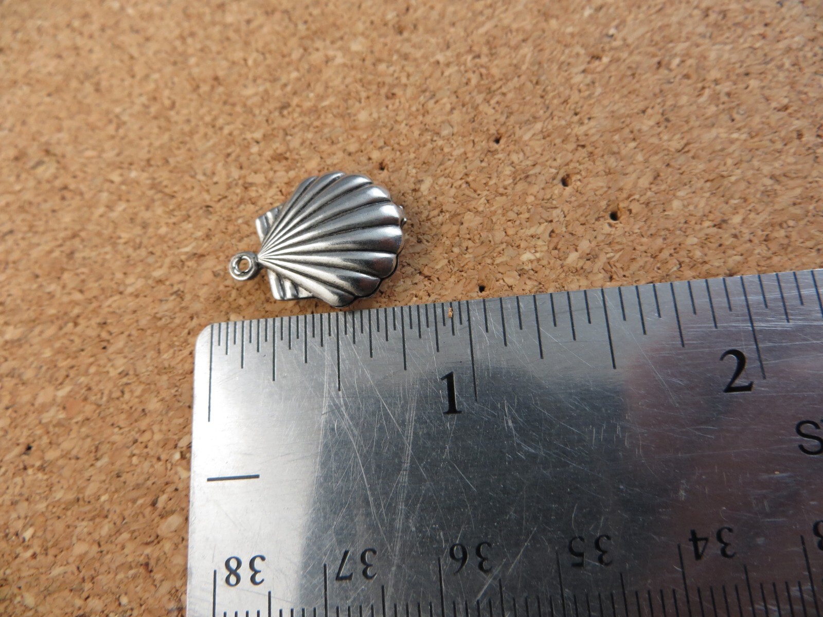 Vintage 3D Puffy Scallop Sea Shell Silver-tone 3/4″ Charm Pendant #830